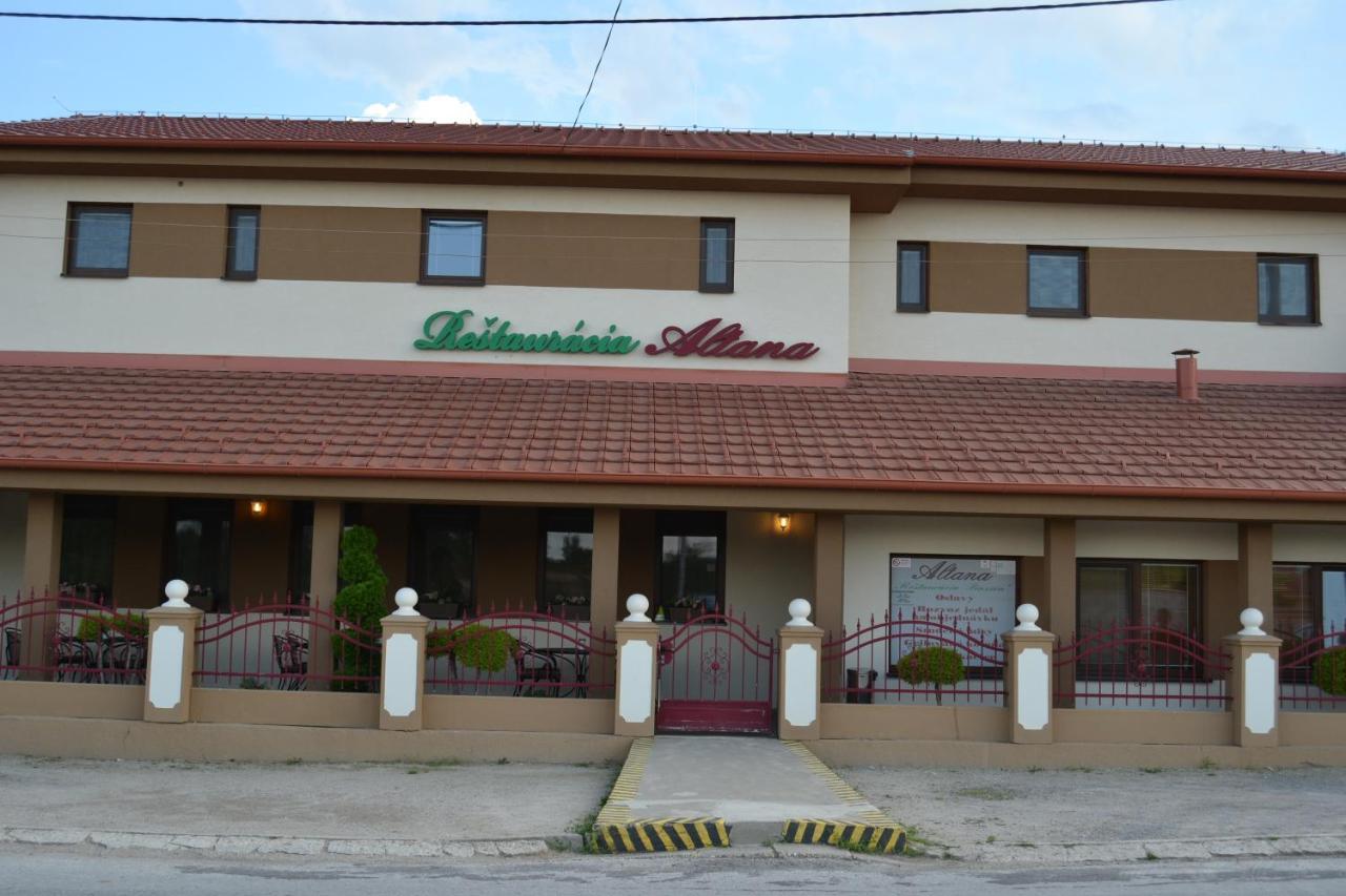 Restauracia-Penzion Altana Ludanice Exteriör bild