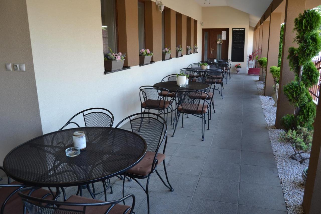 Restauracia-Penzion Altana Ludanice Exteriör bild