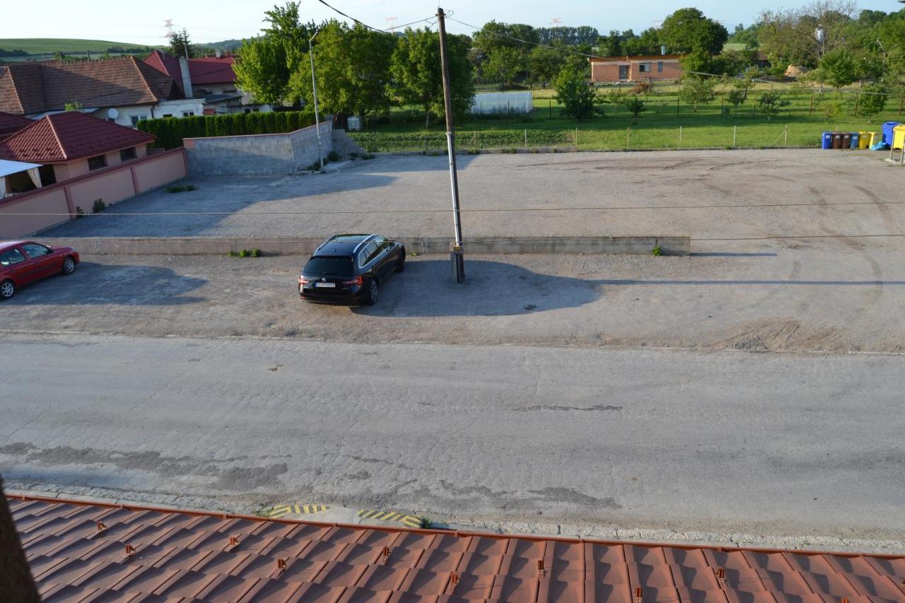 Restauracia-Penzion Altana Ludanice Exteriör bild