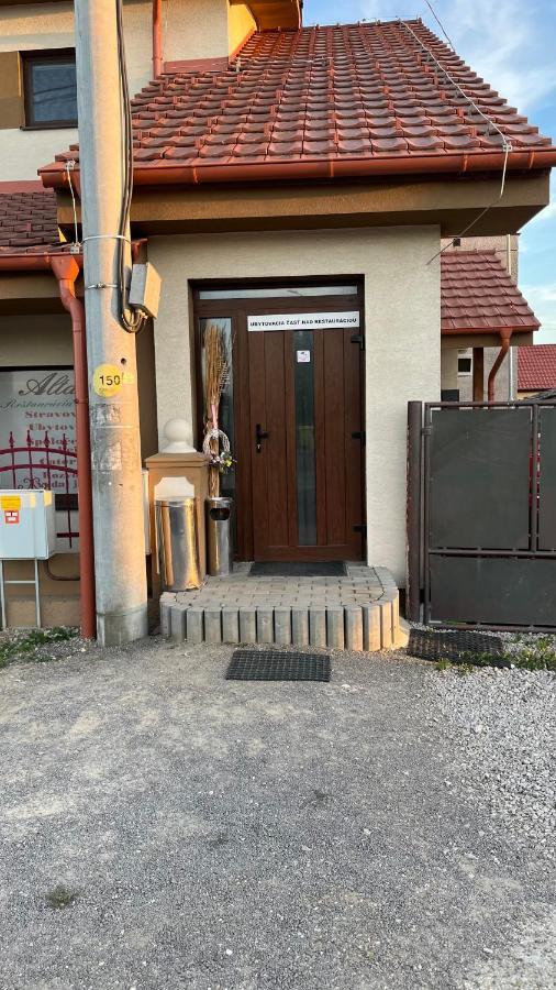 Restauracia-Penzion Altana Ludanice Exteriör bild